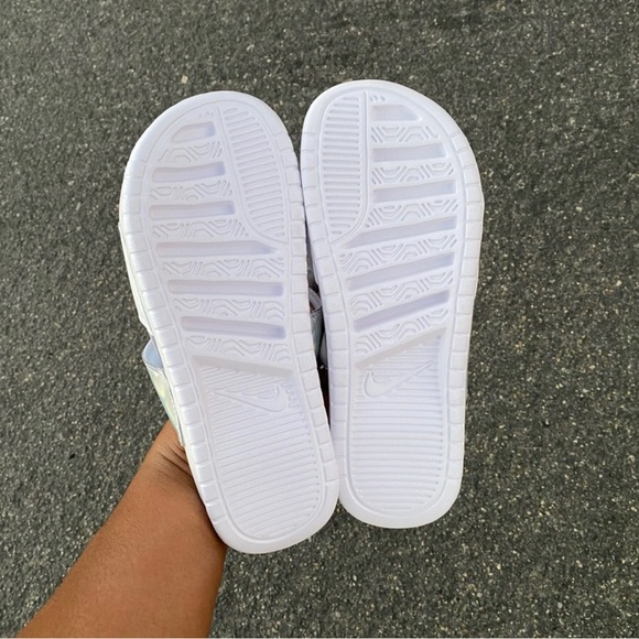 WMNS NIKE BENASSI DUO
ULTRA SLIDES - Picture 2 of 8